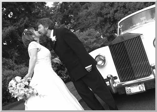 A kiss takes you off to Wedding photos